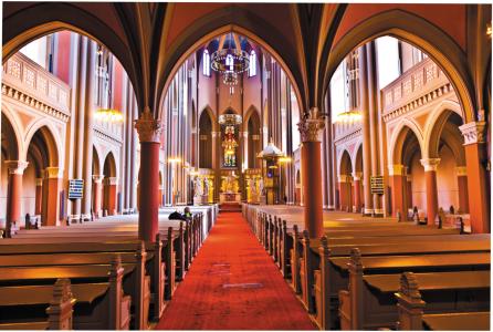 interieur van een kerk interieur van een kerk